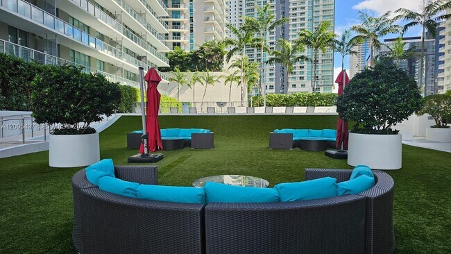 Building Photo - 1111 SW 1st Ave