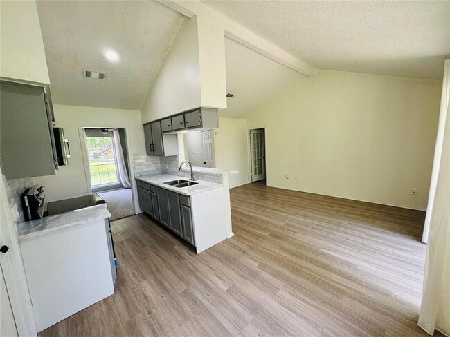 Building Photo - 3318 Schroeder Ave
