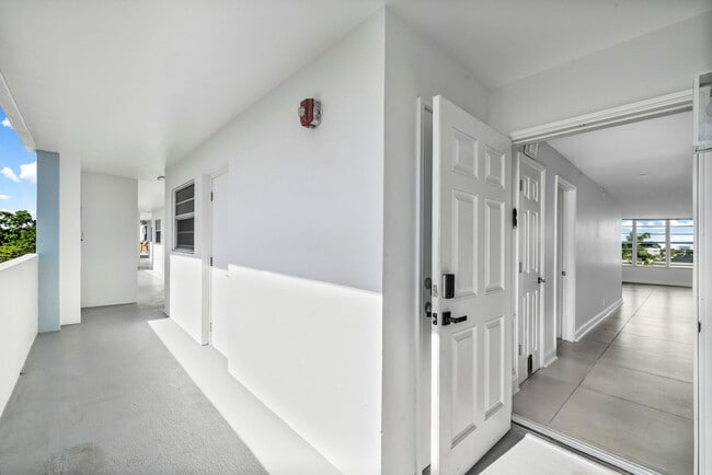 Building Photo - 3051 NE 48th St