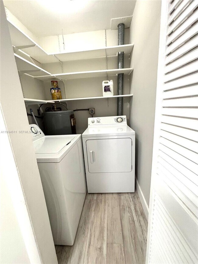 Building Photo - 301 SW 10th Terrace