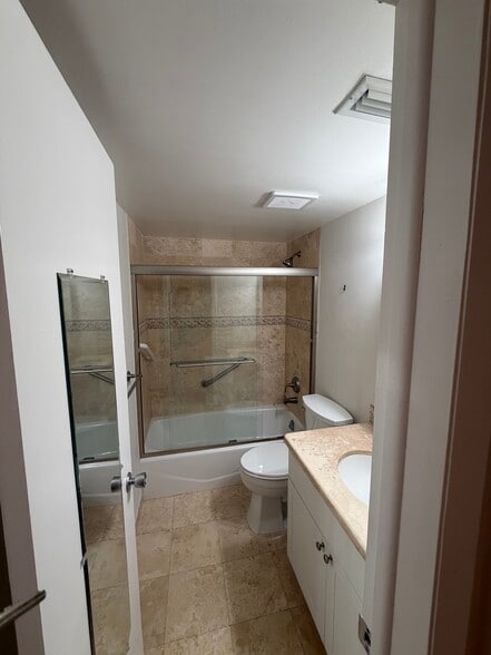 Bedroom bathroom - 1205 Mariposa Ave