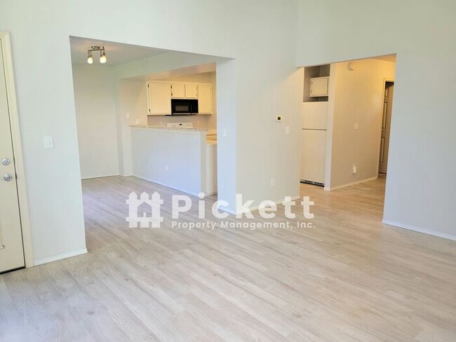 Building Photo - Lovely 3 Bedroom Ridgetop Townhome