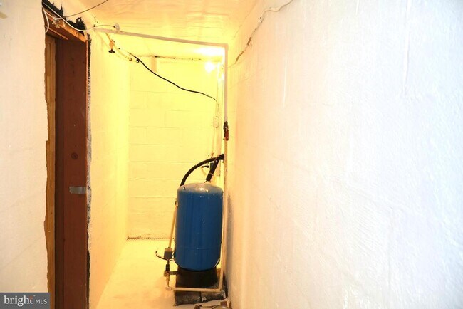 Building Photo - 147 Deacon Rd