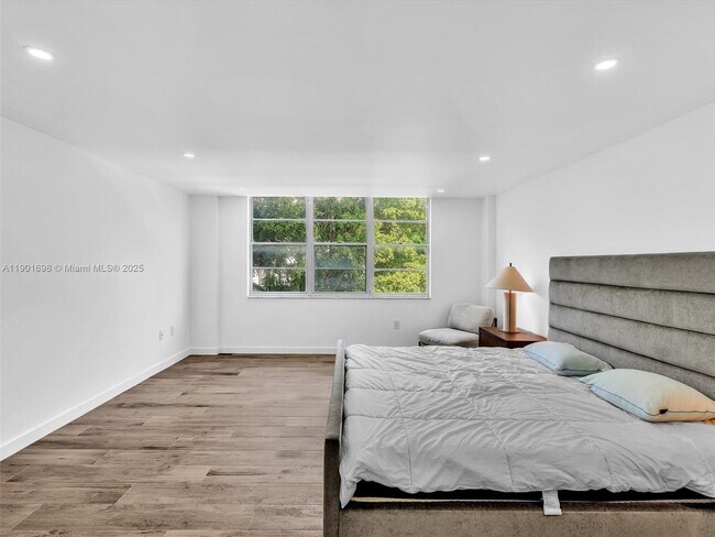 Building Photo - 10000 W Bay Harbor Dr