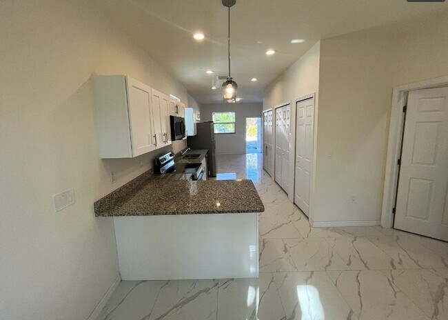 Building Photo - MOVE IN READY-3/2/1-PUNTA GORDA, FL