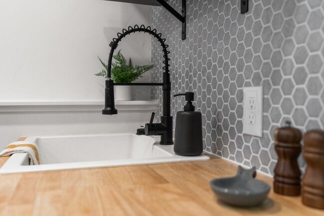 Building Photo - Stylish & Turnkey Furnished 2-BR Daylight ...