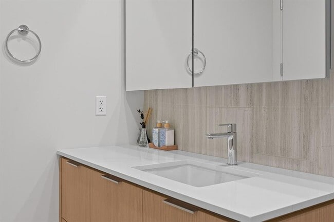 Building Photo - 44 East Ave