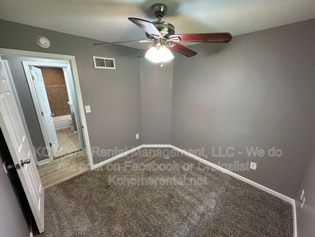 Building Photo - 424 NE Lakeview Dr