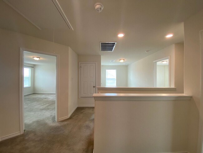 Building Photo - EDGEBROOK