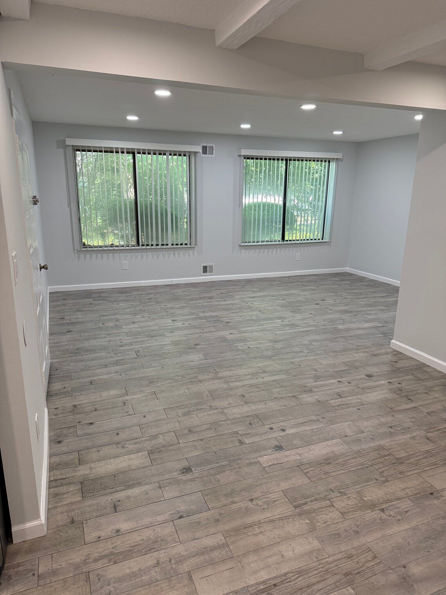 Building Photo - 203 Springmeadow Dr