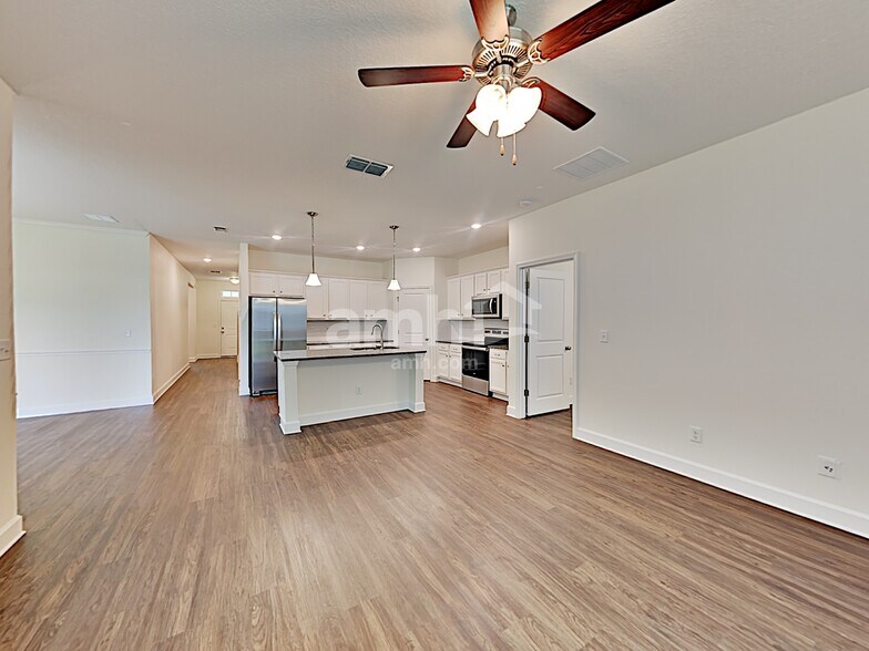 Building Photo - 3025 Creek Village Ln