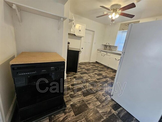 Building Photo - 2721 E Rowan Ave