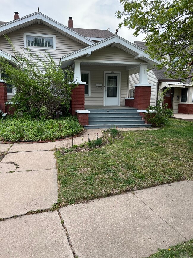 Front - 1214 W Murdock St