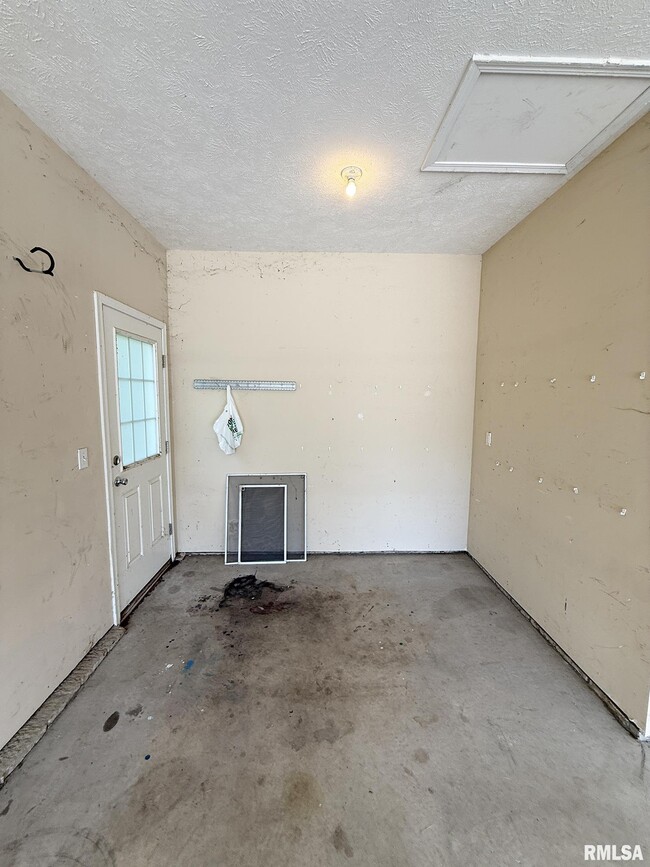 Building Photo - 2119 W Miners Dr