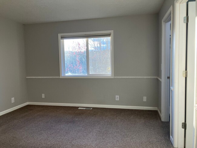 Building Photo - Updated Three Bedroom Home in West Salem