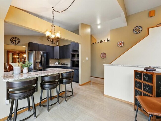 Building Photo - 440 Torrey Pines Way
