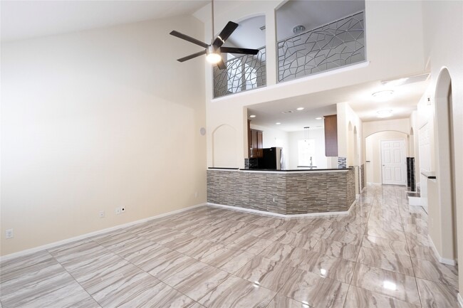 Building Photo - 6442 Wilshire Lakes