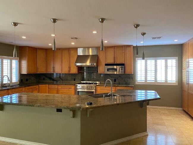 Building Photo - 5-bedroom split level home with GRASS/PRIVATE POOL