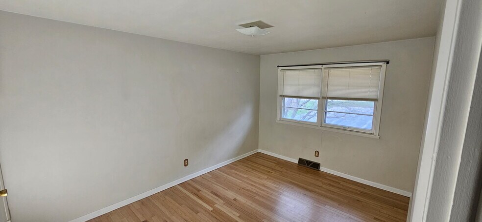 Building Photo - 5841 Garrett Ln