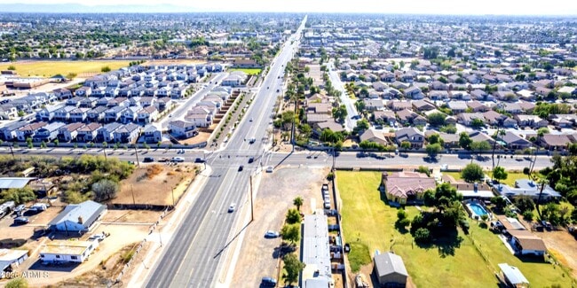 Building Photo - 7508 W Orangewood Ave