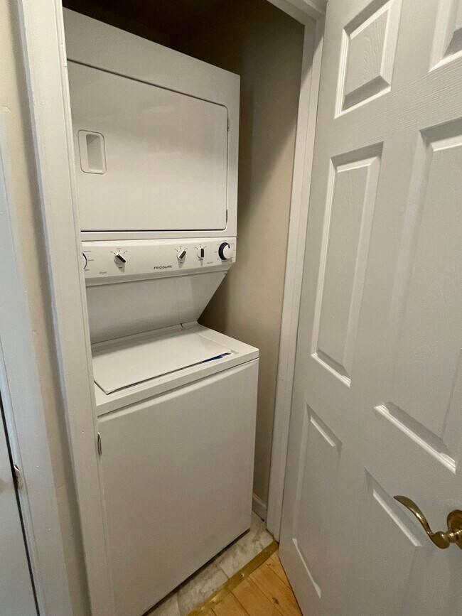 Building Photo - 550 Hobart Plz NW