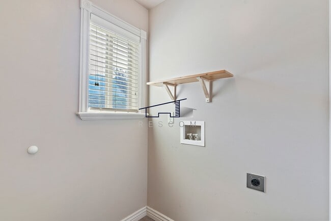 Building Photo - Fantastic Ogden 3 Bedrooom Townhouse!