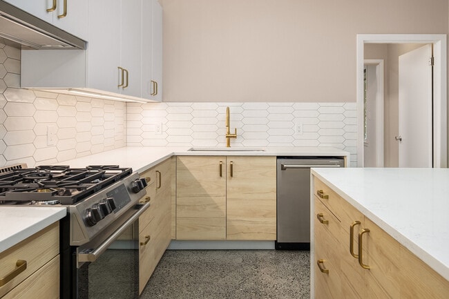 Building Photo - 2564 Dexter Ave N