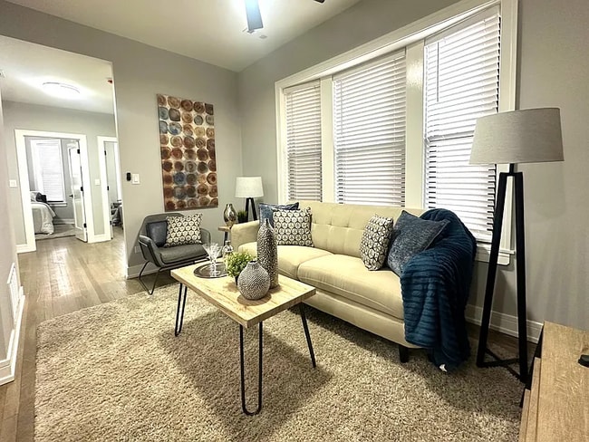 Building Photo - 3844 N Wilton Ave