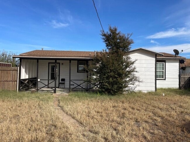 Building Photo - Lamesa Luxe Retreat – Modern Comfort Meets Small-Town Charm