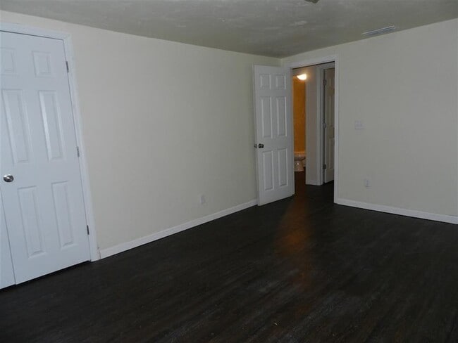 Building Photo - 3015 Thomas Dr