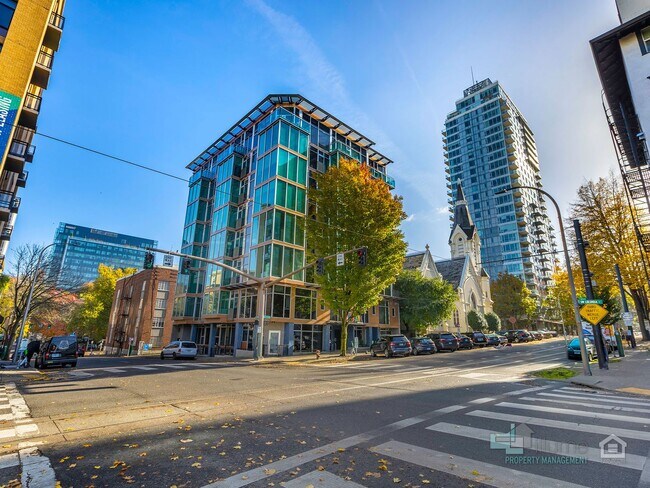 Building Photo - Beautiful Studio Condo in Portland!