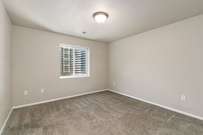 Building Photo - 3 Bedroom, 4 Bathroom, 2-Car Garage in Rig...