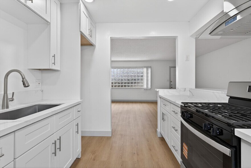 Building Photo - 933 Alamitos Ave