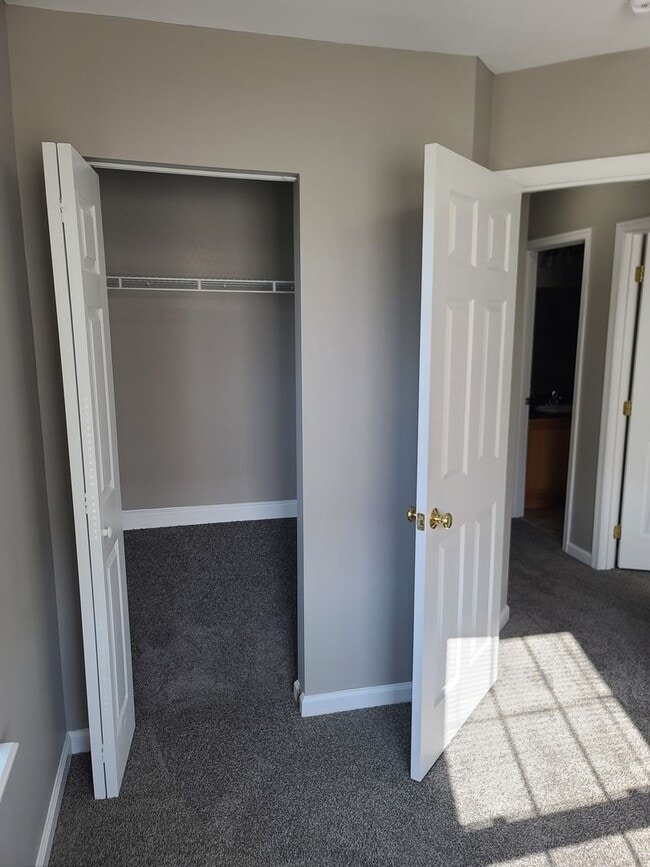 Building Photo - 3 Bedroom 2 1/2 bath Townhome for Rent in ...