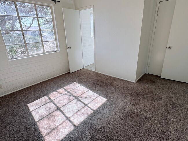 Building Photo - 3 Bed/2 Bath home with backyard and swimming pool!