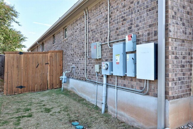 Building Photo - 2812 Rabbit Creek Dr