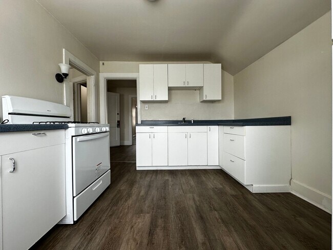 Building Photo - 808 Cherry St