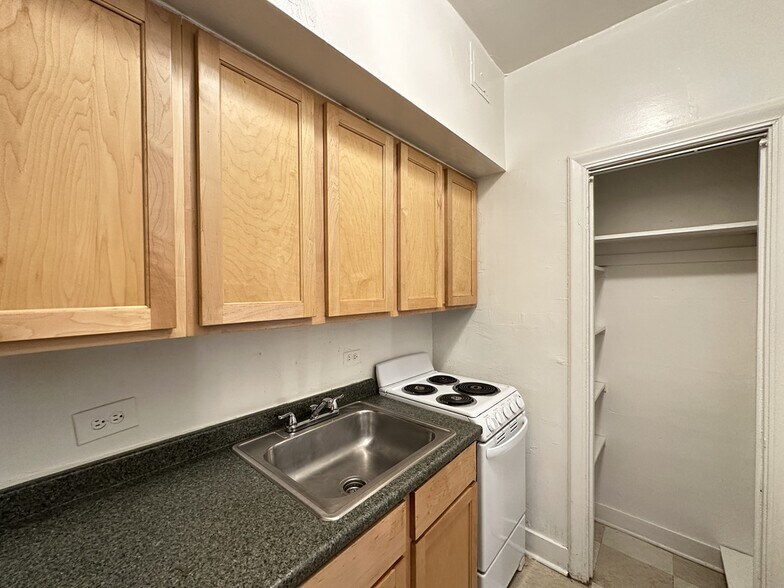 Building Photo - 562 W Arlington Pl
