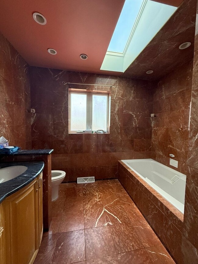 Building Photo - 3bed/2bath Home Fenced Yard Deck 2 Car Garage