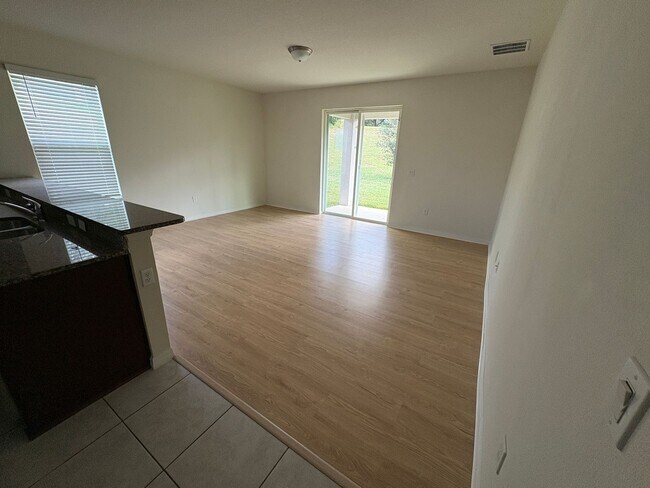 Building Photo - 5 bedroom 3.5 Bath House on Oakland Trails, Easy Turnpike Access No Rear Neighbors