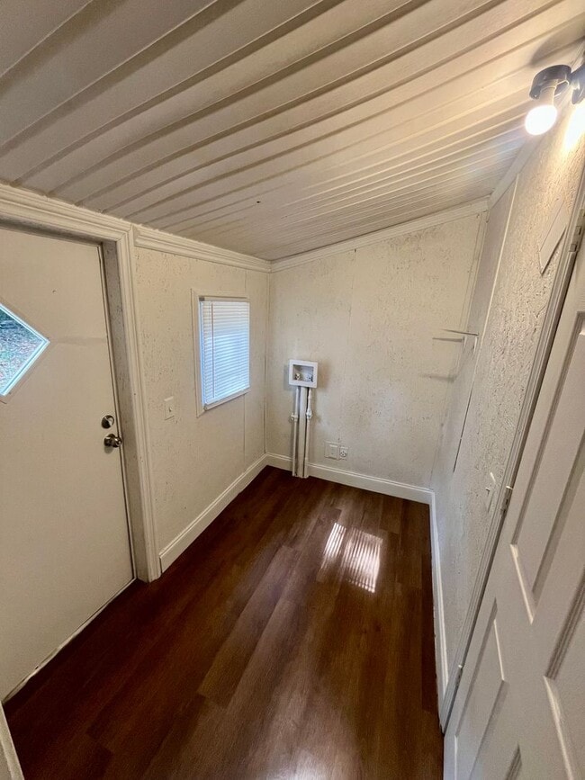 Building Photo - 3 Bed/1 Bath Home