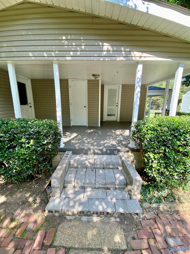 Building Photo - 2019 Vanderbilt Dr SW