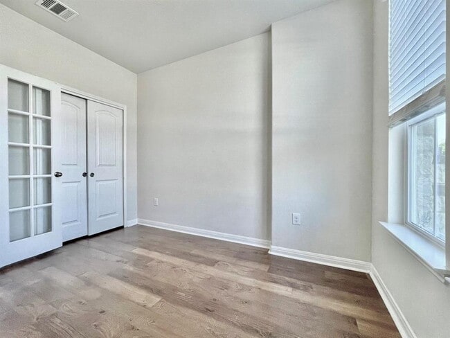 Building Photo - 513 N Heatherwilde Blvd
