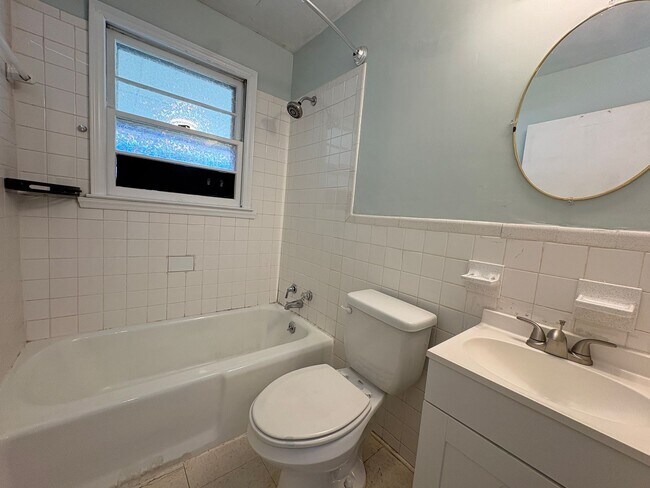 Building Photo - 2 Bedroom, 1 Bathroom House in High Point!