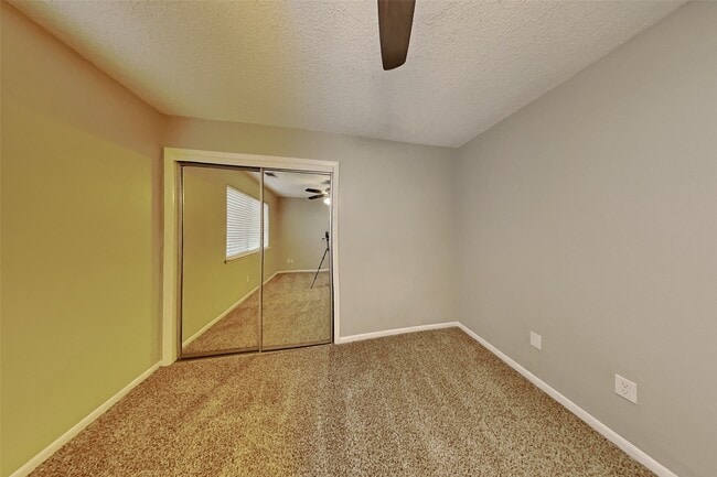 Building Photo - 542 Enchanted Hollow Dr