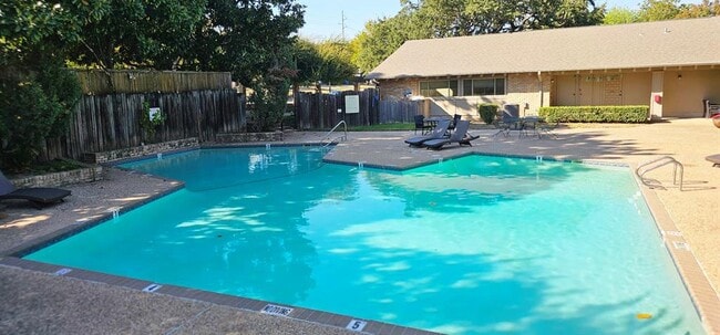 Building Photo - 2002 Voltaire Dr