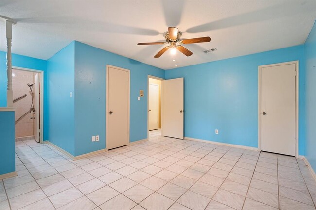 Building Photo - 606 Pinebrook Ln