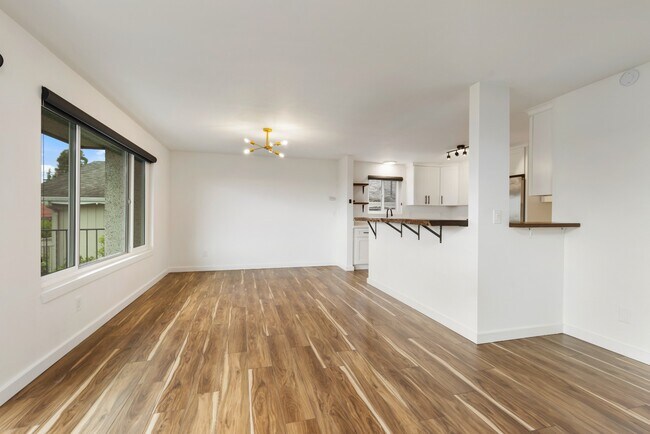 Building Photo - Newly Renovated 2BR/2BA Home with Private Balcony in Seattle