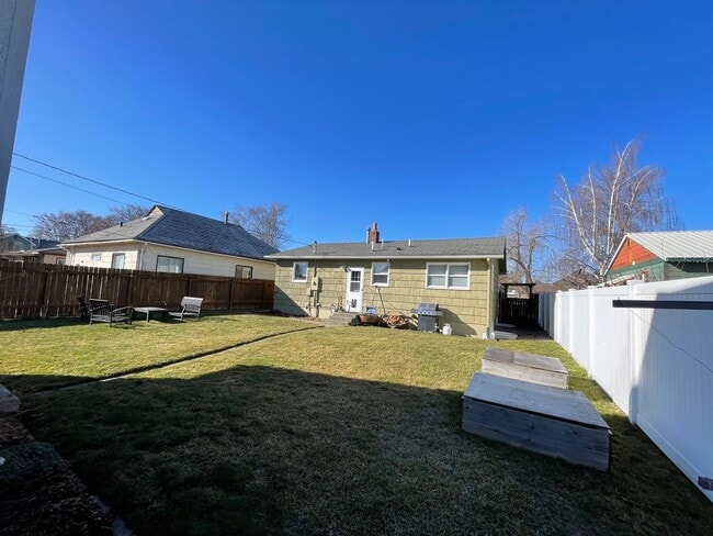 Building Photo - CHARMING HOME IN GREAT LOCATION!