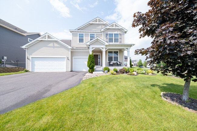 Primary Photo - 5570 Queensland Ln N